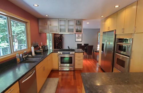 Bonny Slope Casa | Haskell Treehouse is family-friendly in a quiet area close to downtown Portland.