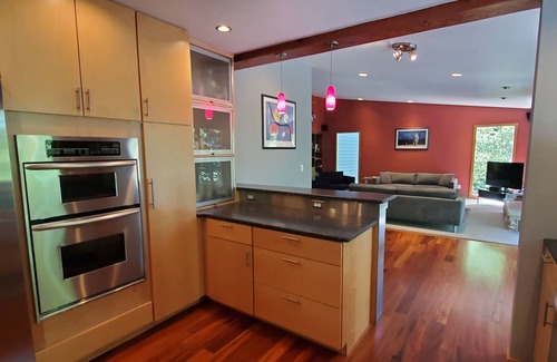 Bonny Slope Casa | Haskell Treehouse is family-friendly in a quiet area close to downtown Portland.