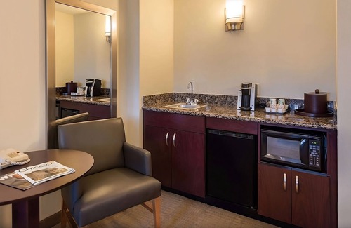 O'Hare Hotel | Hassle-free Stay w/ Complimentary Airport Shuttle, Pets are Welcome!