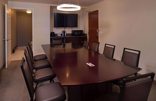 O'Hare Hotel | Hassle-free Stay w/ Complimentary Airport Shuttle, Pets are Welcome!