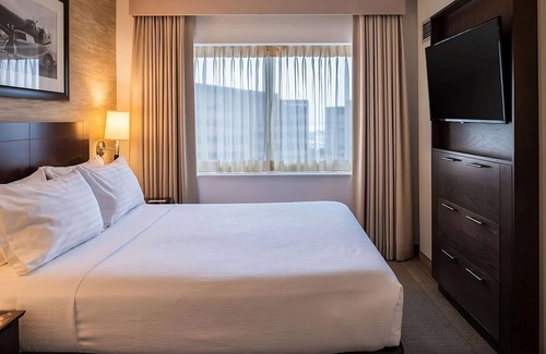 O'Hare Hotel | Hassle-free Stay w/ Complimentary Airport Shuttle, Pets are Welcome!