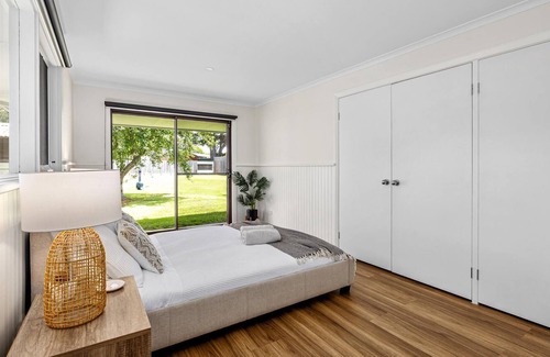 Hastings Casa | Hastings by the Bay - Renovated, spacious house, close to beach