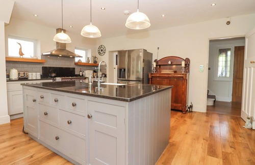 Shottery Cabaña | HATHAWAY LANE, with open fire in Stratford-Upon-Avon