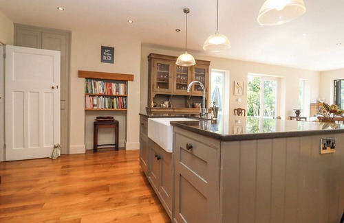 Shottery Cabaña | HATHAWAY LANE, with open fire in Stratford-Upon-Avon