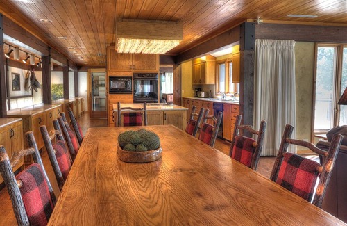 Dandridge Casa | Hatties Lake Retreat: Beautiful Lakeside Retreat in Dandridge Tennessee.