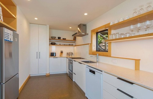 Stepneyville Casa | Haulashore Views - Nelson Waterfront Vacation Home