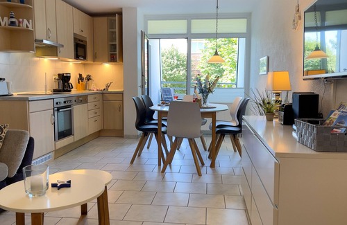 Duhnen Apartamento | Haus Dortmund FeWo 1 - Cozy vacation apartment in Cuxhaven with balcony and garden