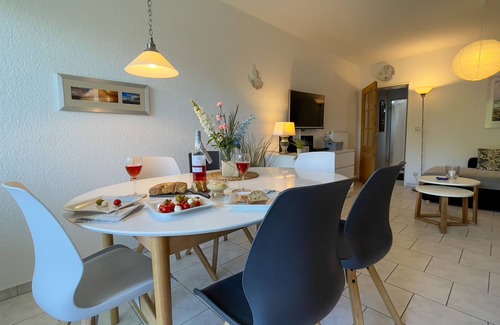 Duhnen Apartamento | Haus Dortmund FeWo 1 - Cozy vacation apartment in Cuxhaven with balcony and garden