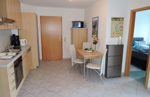 Bad Urach Apartamento | Haus Eisele Apartment 2, 45m², con cama doble, sofá cama, TV, baño, cocina equipada, solárium