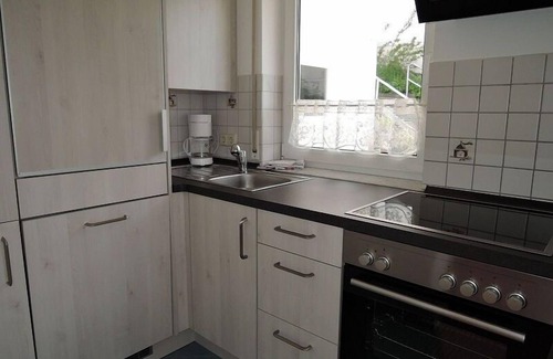 Bad Urach Apartamento | Haus Eisele Apartment 2, 45m², con cama doble, sofá cama, TV, baño, cocina equipada, solárium