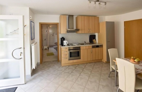 Bad Urach Apartamento | Haus Eisele Apartment 2, 45m², con cama doble, sofá cama, TV, baño, cocina equipada, solárium