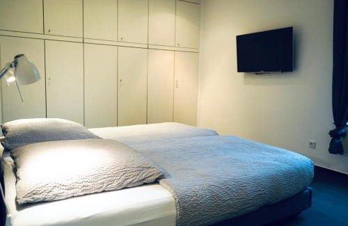 Stadtmitte Apartamento | Haus im Grünen für 6 Personen-3 Schlafzimmer- 3 Bädern -Waschmaschine-große Terrasse- vollausgestattete Küche