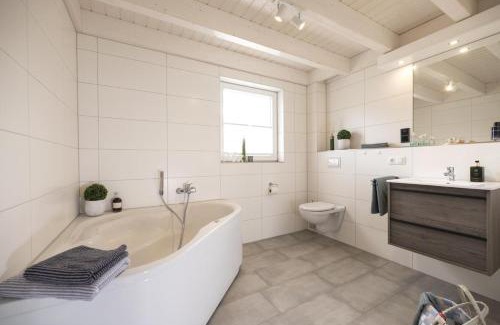 Nordhorn Casa | Haus Norwald - tolles Ferienhaus direkt am See für bis zu 4 Personen mit Sauna und Kaminofen - Haustiere herzlich willkommen