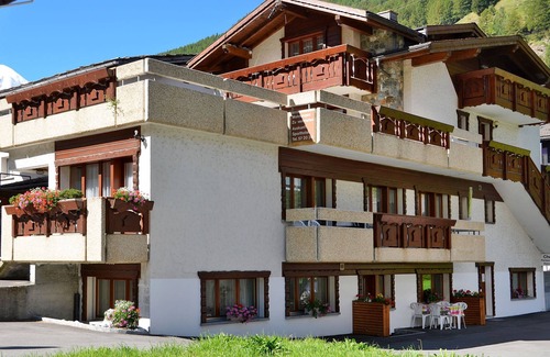 Saas Grund Apartamento | Haus Quelle by Interhome