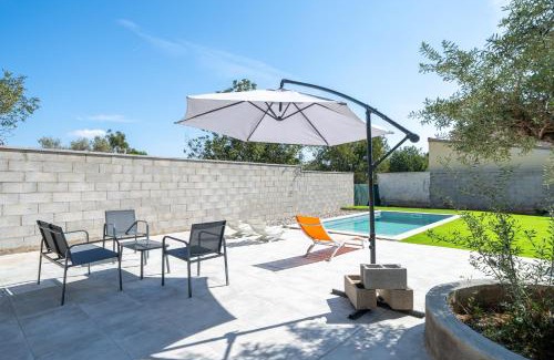 Club Mont-roig Casa | Hauzify I Casa Petis