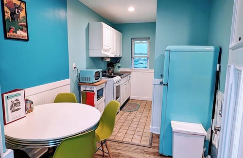 Wildwood Crest Condominio | Have a blast when you stay at this updated, but retro-themed, beach block studio