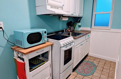 Wildwood Crest Condominio | Have a blast when you stay at this updated, but retro-themed, beach block studio