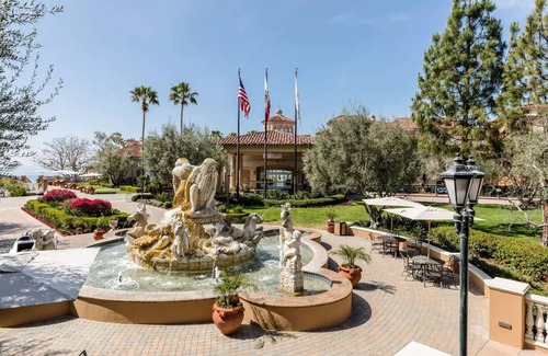 Newport Coast Condominio | Have a relaxing getaway along California's beautiful coast from 08/03-08/10!