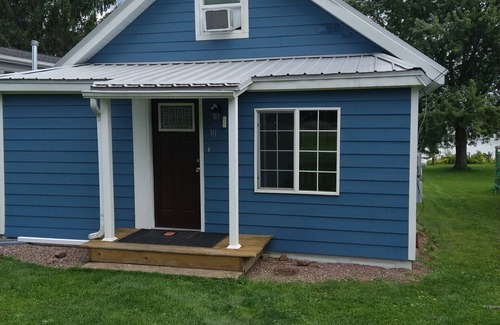 Central Square Cabaña | Have a restful vacation on Oneida Lake: full house, yard, and lakefront property