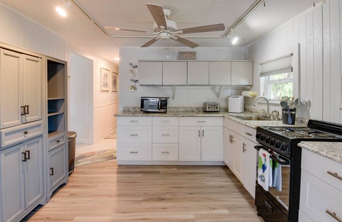 Key West Casa | Have It All! Pool, Canal to the Gulf, Tiki Hut & Huge Dock.