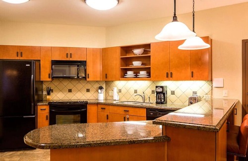Cibola Vista Apartamento | Have the family enjoy a 3 story waterslide in a resort setting in this 2BD condo