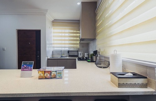 Sekondi-Takoradi Apartamento | HAVEN 1: Stylish 2BR with premium finishes, custom décor & stunning views.