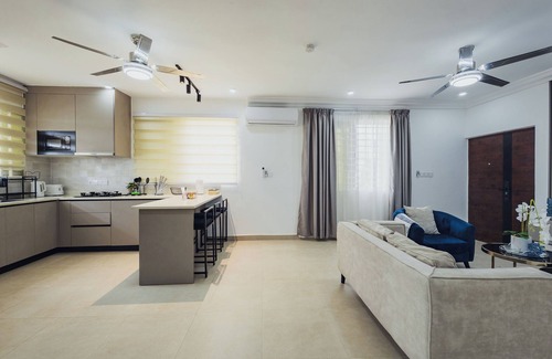 Sekondi-Takoradi Apartamento | HAVEN 1: Stylish 2BR with premium finishes, custom décor & stunning views.