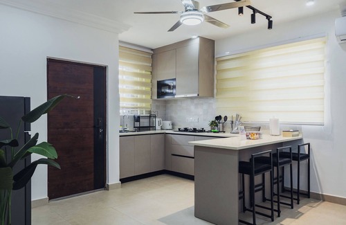 Sekondi-Takoradi Apartamento | HAVEN 1: Stylish 2BR with premium finishes, custom décor & stunning views.