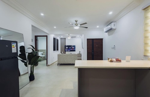 Sekondi-Takoradi Apartamento | HAVEN 2: Stylish 2BR with premium finishes, custom décor & stunning views.