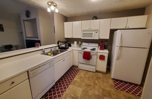 Fayetteville Condominio | Haven Away From Home Ideal For Long Term Stays