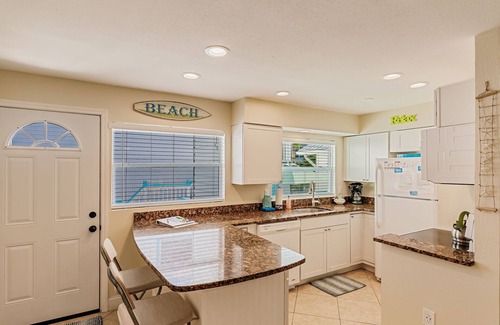 Siesta Key Cabaña | Haven cottage Across street from beach and Heated Pool