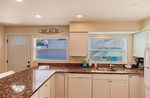Siesta Key Cabaña | Haven cottage Across street from beach and Heated Pool