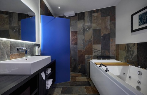 Stadsdriehoek Hotel | Haven Hotel Rotterdam, Curio Collection by Hilton