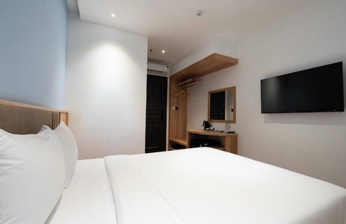 District 4 Hotel | Haven Hut Riverside Hotel