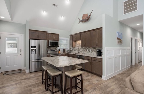 Nags Head Casa | Haven on the Banks: Semi-Oceanfront, Community Pool, Perfect for Wedding Parties
