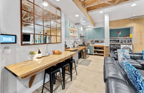 Stockton Hotel | Hawaiian Loft w/ Vinyl Player. Speakeasy included