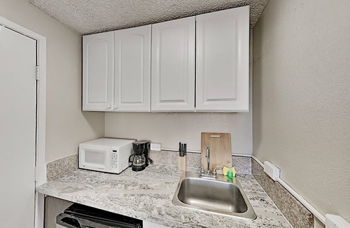 McCully - Moiliili Condominio | Hawaiian Monarch 916 Condo by RedAwning