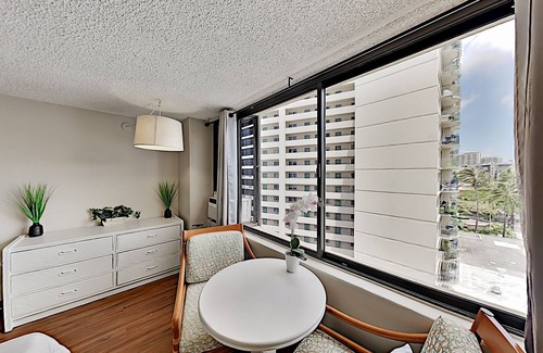 McCully - Moiliili Condominio | Hawaiian Monarch 916 Condo by RedAwning