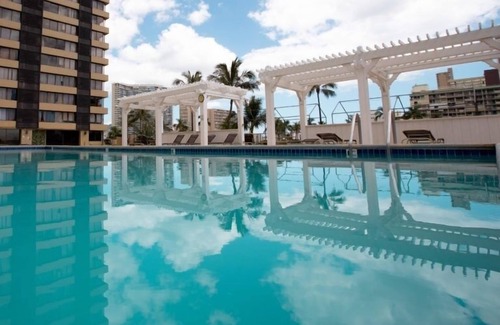 McCully - Moiliili Condominio | Hawaiian Monarch 916 Condo by RedAwning