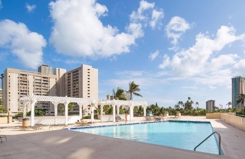 McCully - Moiliili Condominio | Hawaiian Monarch 916 Condo by RedAwning