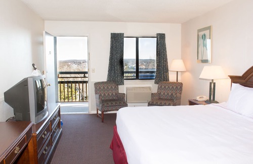 Osage Beach Hotel | Hawk's Nest Lodge