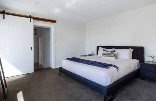 West Hobart Casa | Hawke on Sherbourne - spacious art deco gem