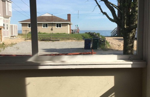 Old Lyme Cabaña | Hawks Nest Beach Cottage-Vistas de Long Island Sound-Tranquil + Relax-3br