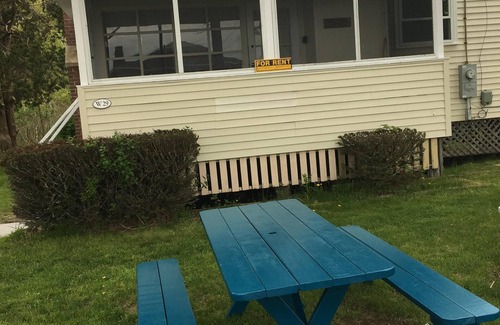 Old Lyme Cabaña | Hawks Nest Beach Cottage-Vistas de Long Island Sound-Tranquil + Relax-3br
