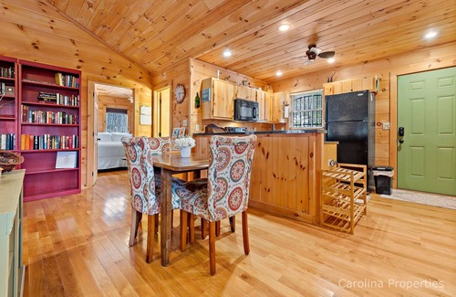 Lake Lure Cabina | Hawks Terrace- Hot Tub, Mirror Lake Access, Views!