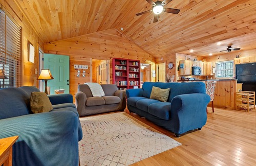 Lake Lure Cabina | Hawks Terrace- Hot Tub, Mirror Lake Access, Views!