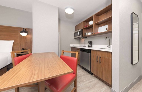 Bedford Hotel | Hawthorn Extended Stay by Wyndham Bedford / Dallas