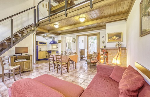 Castiglione del Lago Apartamento | Hawthorn apt with shared pool family fun, Castiglione del Lago, Italy