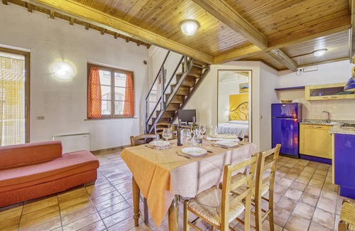 Castiglione del Lago Apartamento | Hawthorn apt with shared pool family fun, Castiglione del Lago, Italy