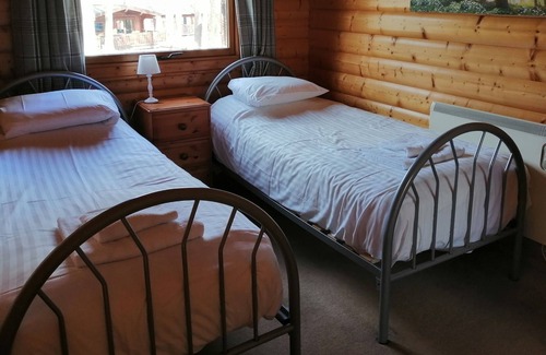 Kenwick Cabina | Hawthorn Lodge - Woodland Lodge with hot tub